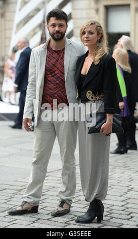 Conrad Shawcross (sinistra) e Carolina Mazzolari frequentare la Royal Academy of Arts Estate Anteprima della Fiera parte 2016 a Burlington House, Londra Foto Stock