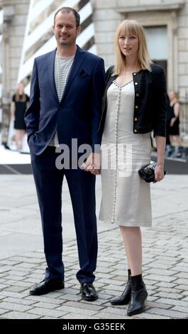 Jade Parfitt (destra) assiste la Royal Academy of Arts Estate Anteprima della Fiera parte 2016 a Burlington House, Londra Foto Stock