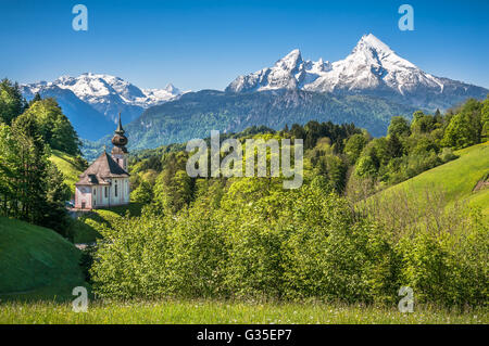 Idilliaco paesaggio di montagna delle Alpi con la chiesa di pellegrinaggio di Maria Gern e monte Watzmann in primavera, Baviera, Germania Foto Stock