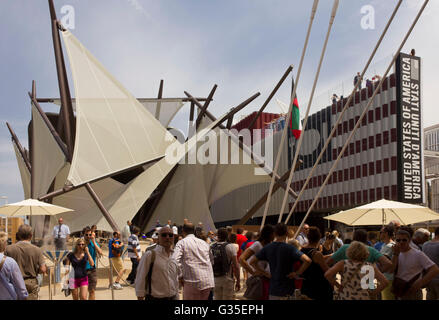 Milano, Italia - 29 giugno 2016: persone intorno a Kuwait Pavilion all'Esposizione Universale di Milano il 29 giugno 2015 Foto Stock