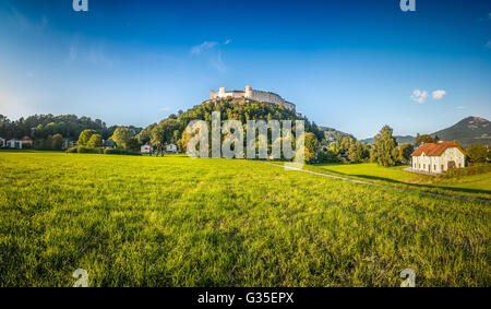 Bellissima vista di idilliaci campi estivi con il Festung Hohensalzburg in una limpida giornata estiva al tramonto di Salisburgo Salzburger Land, Foto Stock