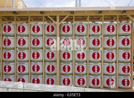 Milano, Italia - 29 giugno 2015: motivi di barili il display a padiglione Giapponese all'Expo 2015 di Milano, con il nome della città principale di th Foto Stock