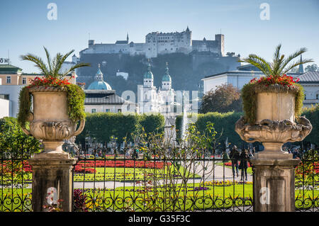 Famosi Giardini Mirabell con la sua storica fortezza di Hohensalzburg in background, Salisburgo, Austria Foto Stock