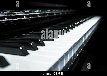 Vista ingrandita del pianoforte classico chiavi con moderni in bianco e nero in stile toni naturali Foto Stock