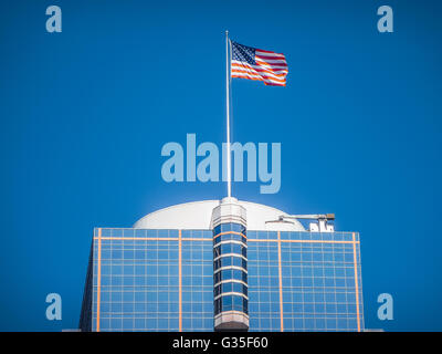 Bandiera americana che sventola nell'aria con uno sfondo di scena del  tramonto. 4th del concetto di luglio Foto stock - Alamy