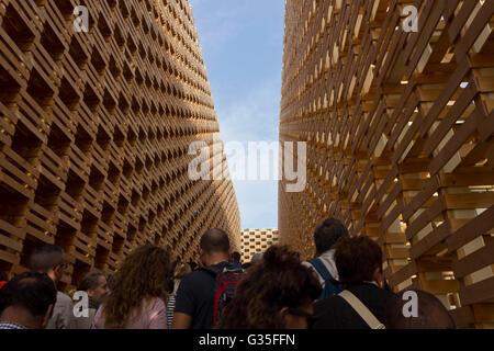 Milano, Italia - 12 giugno 2015: Polonia Pavilion all'Expo 2015, realizzato in casse di legno, con persone di accodamento, il 12 ottobre 2015 Foto Stock