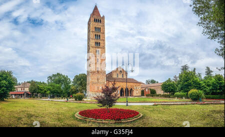 Vista panoramica della storica Abbazia di Pomposa, il famoso monastero benedettino, Codigoro, Emilia Romagna, Italia Foto Stock