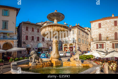 Bella vista panoramica della famosa Piazza del Comune con la storica fontana pensando a tre leoni e antichi palazzi in retro Foto Stock