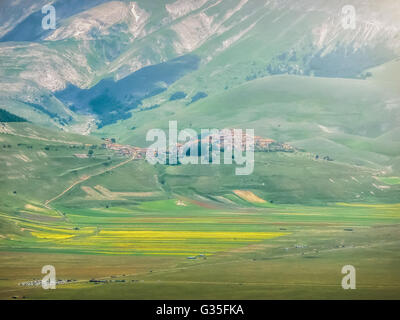 Bellissimo paesaggio estivo presso il Piano Grande con il villaggio di Castelluccio di Norcia e altopiano di montagna in Appennino Foto Stock