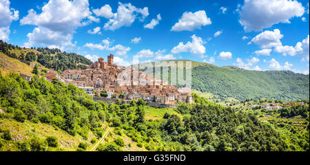 Castel del Monte villaggio di montagna, del Gran Sasso e Monti della Laga National Park, L'Aquila, Abruzzo, Italia Foto Stock