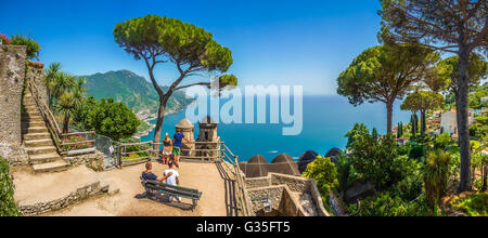 New Scenic 5 posti da cartolina vista della famosa Costiera Amalfitana con il Golfo di Salerno da Villa Giardini Rufolo a Ravello, Campania, Italia