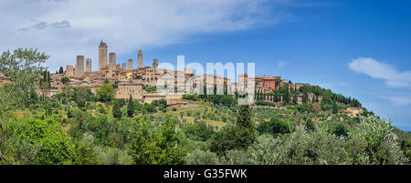 Vista panoramica della città medievale di San Gimignano su di un colle, Toscana, Italia Foto Stock