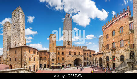 Vista panoramica della famosa Piazza del Duomo nel centro storico di San Gimignano in una giornata di sole, Toscana, Italia Foto Stock