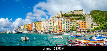 Bellissimo villaggio di pescatori di Portovenere vicino alle Cinque Terre su una soleggiata giornata estiva, Liguria, Italia Foto Stock