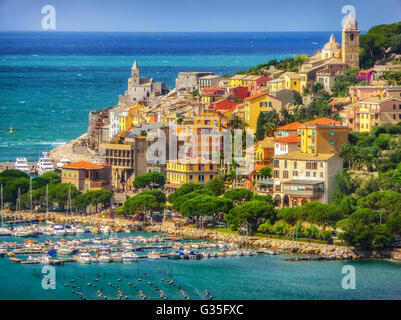 Bellissimo villaggio di pescatori di Portovenere vicino alle Cinque Terre su una soleggiata giornata estiva, Liguria, Italia Foto Stock