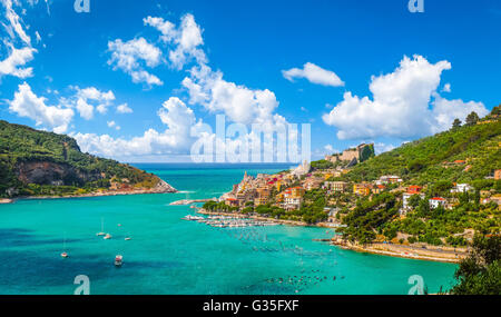 Bellissimo villaggio di pescatori di Portovenere vicino alle Cinque Terre su una soleggiata giornata estiva, Liguria, Italia Foto Stock