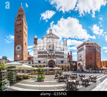 Antica Cattedrale di Cremona con il famoso Torrazzo torre campanaria e il battistero nella bellissima piazza del mercato di Piazza Duomo di Cremona, Foto Stock
