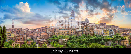 Bella vista panoramica del centro storico della città di Siena al tramonto su un idilliaco serata estiva, Toscana, Italia Foto Stock