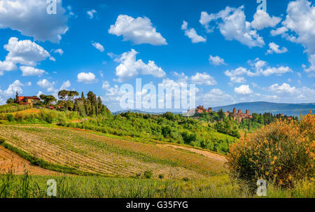 Tuscan landscape with the historic cities of San Gimignano and Certaldo on a sunny summer day in Tuscany, Italy Foto Stock