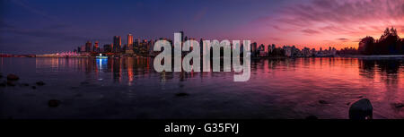 Vista panoramica della impressionante skyline di Vancouver e il porto con un bellissimo tramonto rosso bagliore, British Columbia, Canada Foto Stock