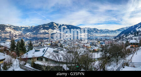Winter Wonderland nelle Alpi con un bellissimo paesaggio di montagna e famoso lago Zeller in Zell am See, Salzburger Land, Austria Foto Stock