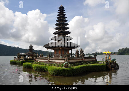 Ulun Danu Temple nel lago Bratan, Bali, Indonesia Foto Stock