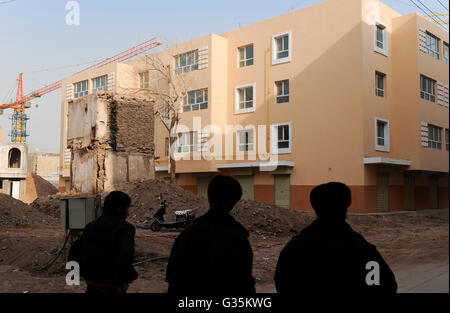 Cina, provincia autonoma dello Xinjiang, città Kashgar uigura dove le persone vivono, la demolizione di parti della storica città vecchia e la costruzione di nuovi edifici per la migrazione cinese han Foto Stock