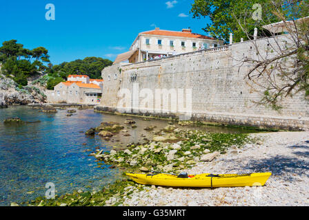 Noleggio kayak, sulla spiaggia di Kolorina sotto il forte di Bokar, Porto Ovest, distretto di pile, Dubrovnik, Dalmazia, Croazia Foto Stock