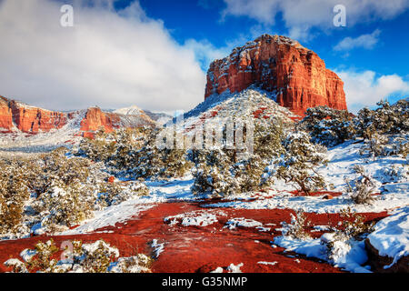 Courthouse Butte a Sedona, in Arizona dopo una forte tempesta di neve Foto Stock