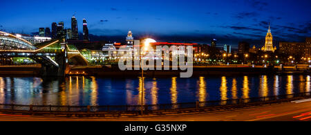 Notturna vista panoramica a Kiev Stazione Ferroviaria e moderna città di Mosca a Mosca, Russia Foto Stock