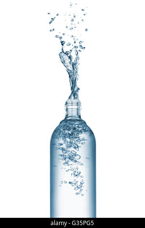 Bottiglia di acqua naturale con splash, isolato su bianco Foto Stock