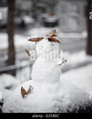 Un felice mini pupazzo di neve Foto Stock