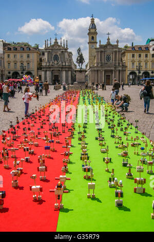 Giocattoli fatti dai bambini delle parti fornite sul display, Piazza San Carlo Torino, la Regione Piemonte, Italia. Foto Stock