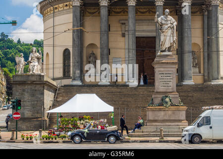 Auto nozze al di fuori dell 'Gran Madre di Dio in chiesa con la coppia sposata sulla procedura sopra riportata, Torino, la Regione Piemonte, Italia. Foto Stock