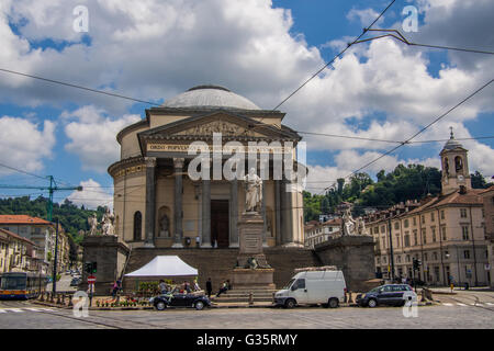 Auto nozze al di fuori dell 'Gran Madre di Dio in chiesa con , Torino, la Regione Piemonte, Italia. Foto Stock