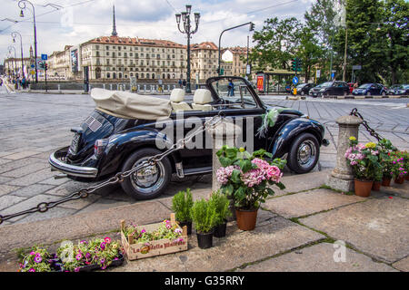 Auto nozze e fiori al di fuori del "Gran Madre di Dio chiesa", Torino, la Regione Piemonte, Italia. Foto Stock