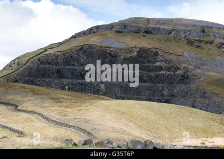 Inclinato gritstone strati di roccia ha rivelato a secco cava di Rigg in Yorkshire Dales Foto Stock