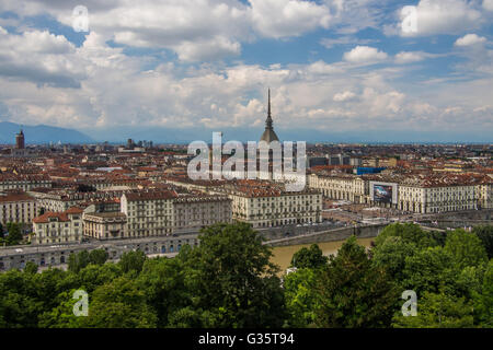Vista da Santa Maria del Monte chiesa di Torino compresa la Mole Antonelliana, Regione Piemonte, Italia. Foto Stock