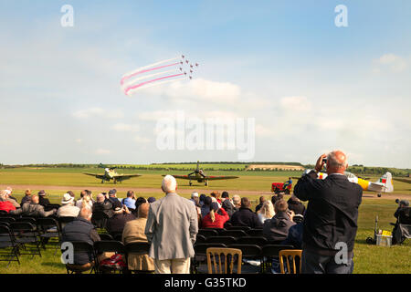 Folla di Airshow; persone che guardano le frecce rosse RAF esibirsi, Duxford Airshow, Regno Unito Foto Stock