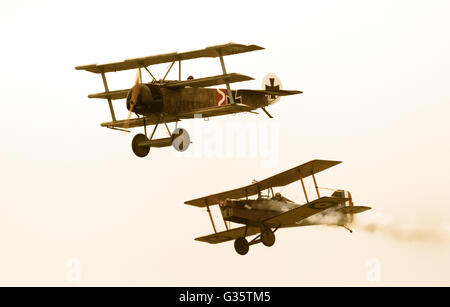 Due aerei vintage della prima guerra mondiale che volano ed eseguono una lotta simulata, l'American Airshow, Duxford Imperial War Museum, Regno Unito Foto Stock