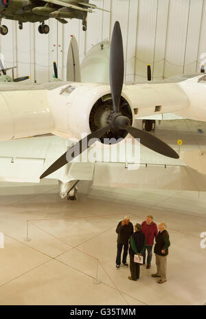 I visitatori in "spazio aereo', parte dell'Imperial War Museum Duxford, Cambridgeshire Regno Unito Foto Stock