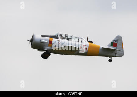 North American Harvard aereo in volo, Duxford Imperial War Museum aeroporto, Cambridge Regno Unito Foto Stock