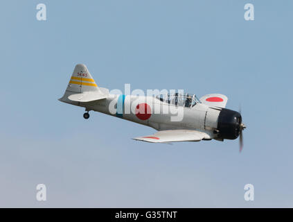 WW2 aereo in volo; Replica Mitsubishi A6M Zero in volo, Duxford Imperial War Museum, Regno Unito Foto Stock