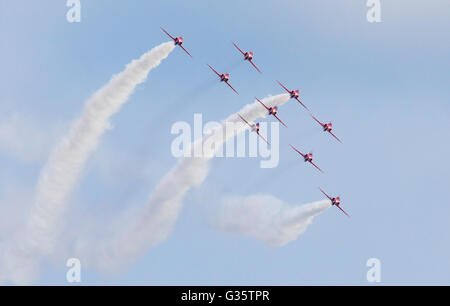 Le frecce rosse RAF aerobatic team volando verso la telecamera, Duxford American Airshow di Duxford, REGNO UNITO Foto Stock