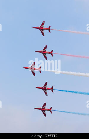 Cinque membri della RAF frecce rosse aerobatic team display volare in formazione con fumo, Duxford American Airshow di Duxford, REGNO UNITO Foto Stock