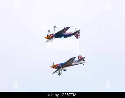 La Red Bull Aerobatic Team battenti all'Airshow americani, Imperial War Museum Duxford, REGNO UNITO Foto Stock