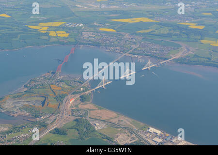 Vista aerea della via ponti - il Forth Bridge (rampa), Forth Road Bridge e Queensferry Crossing in corso di costruzione Foto Stock