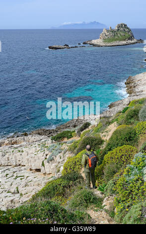 Escursionista in isola di Levanzo, isola Egadi, Sicilia, Italia, Europa Foto Stock