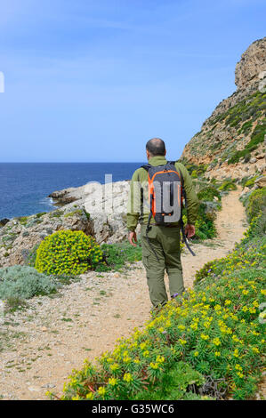 Escursionista in isola di Levanzo, isola Egadi, Sicilia, Italia, Europa Foto Stock