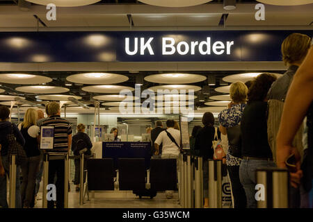 Code di neo arrivata di compagnie aeree di linea passeggeri fino ad attendere il loro turno presso la UK Border Agency è il controllo dei passaporti all'Aeroporto di Londra Heathrow il Terminal 5. Funzionari dell Immigrazione hanno trattare con ogni membro del pubblico che cercano di entrare nel Regno Unito ma in media, 10 un giorno sono rifiutato l'ingresso a questo aeroporto di Londra e tra il 2008 e il 2009, 33,100 persone sono state arrestate in aeroporto per principalmente le irregolarità del passaporto. La UK Border Agency è responsabile per il fissaggio del Regno Unito i confini e il controllo del fenomeno migratorio nel Regno Unito. Sono loro a gestire il controllo di frontiera applicando l'immigrazione e alle normative doganali Foto Stock